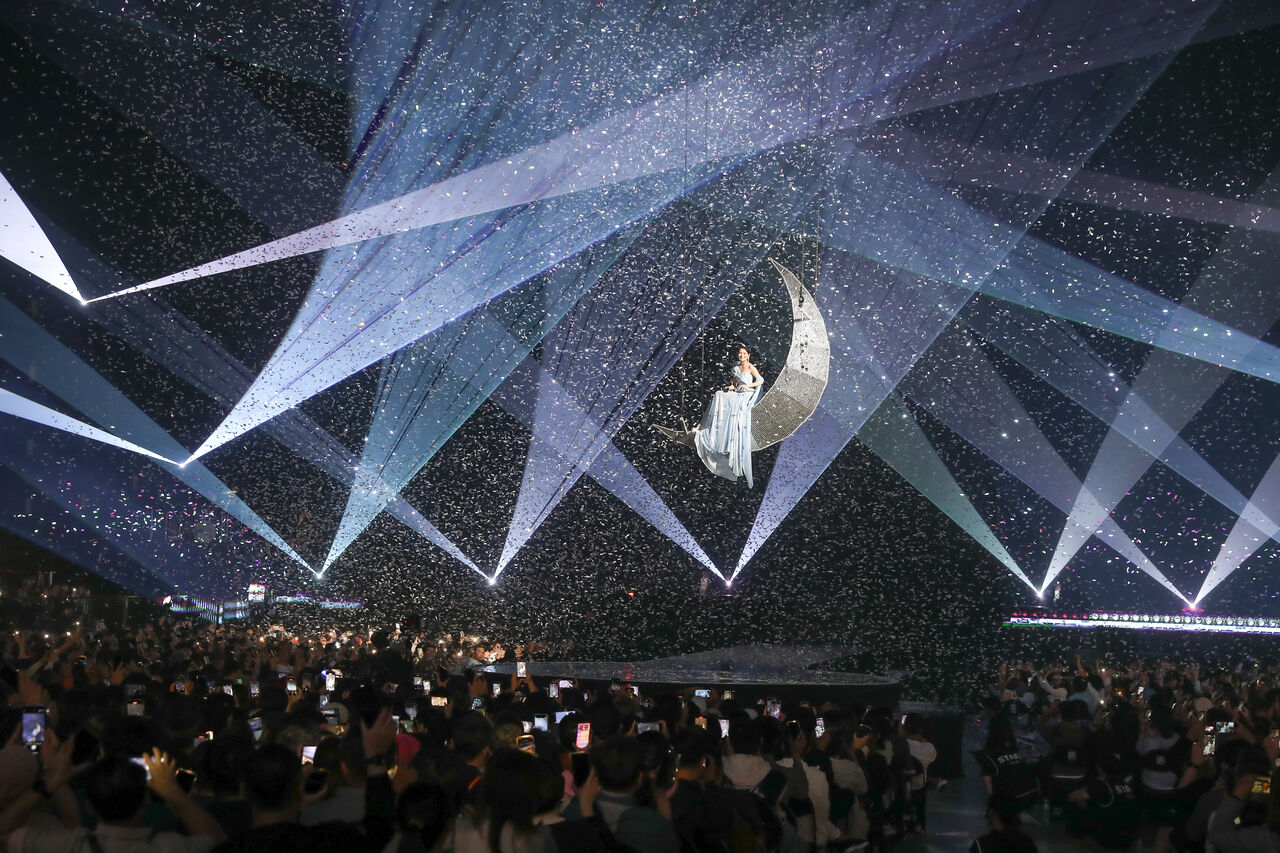 周蕙演唱會月亮道具出狀況，導致卡在半空中。（圖／寬宏提供）