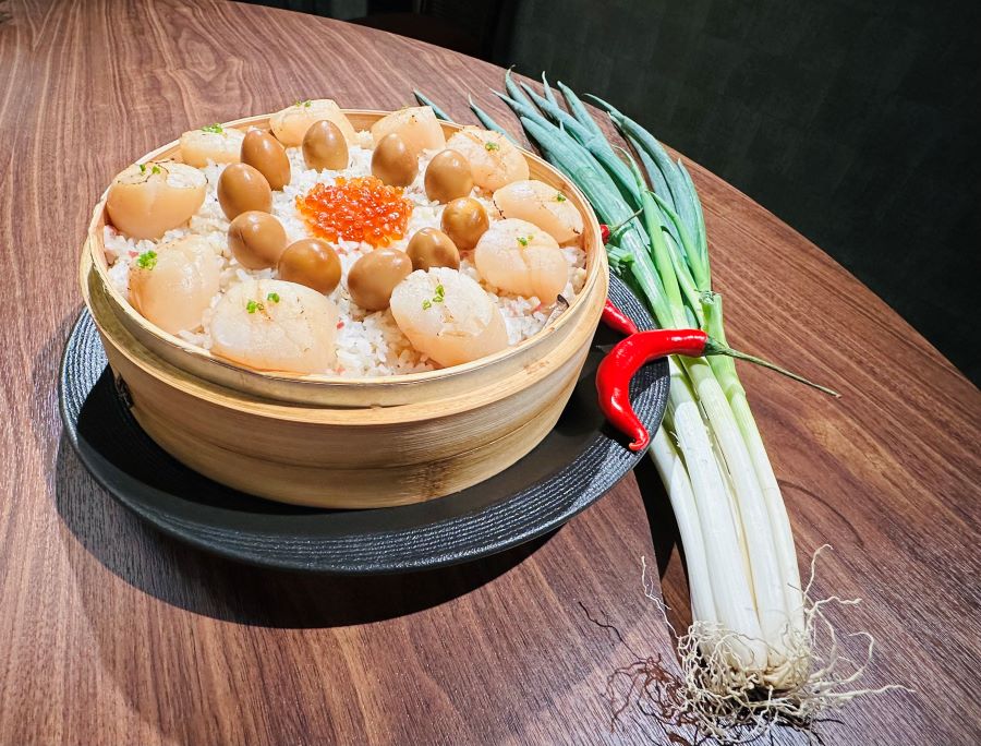 將來自蘭嶼的日曬熟成的飛魚乾拌入米飯，「日曬飛魚乾拌飯」整體鹹香交織，展現濃郁鮮香的風味魅力。 (圖/記者林均和攝)