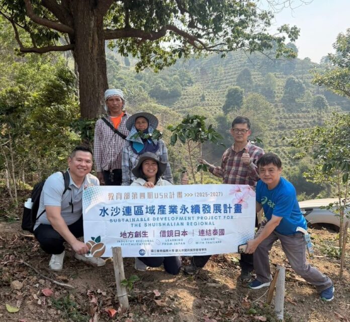 國立暨南大學鄭健雄院長帶領團隊前往泰國學術重鎮清邁大學，針對其所屬的 Khun Chang Khian 咖啡農場展開技術交流。(圖/暨南大學)