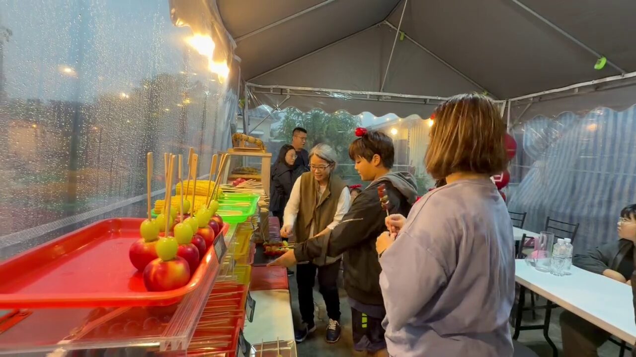 ▲各種特別糖葫蘆都有。(圖/讀者提供;未經授權請勿翻攝)