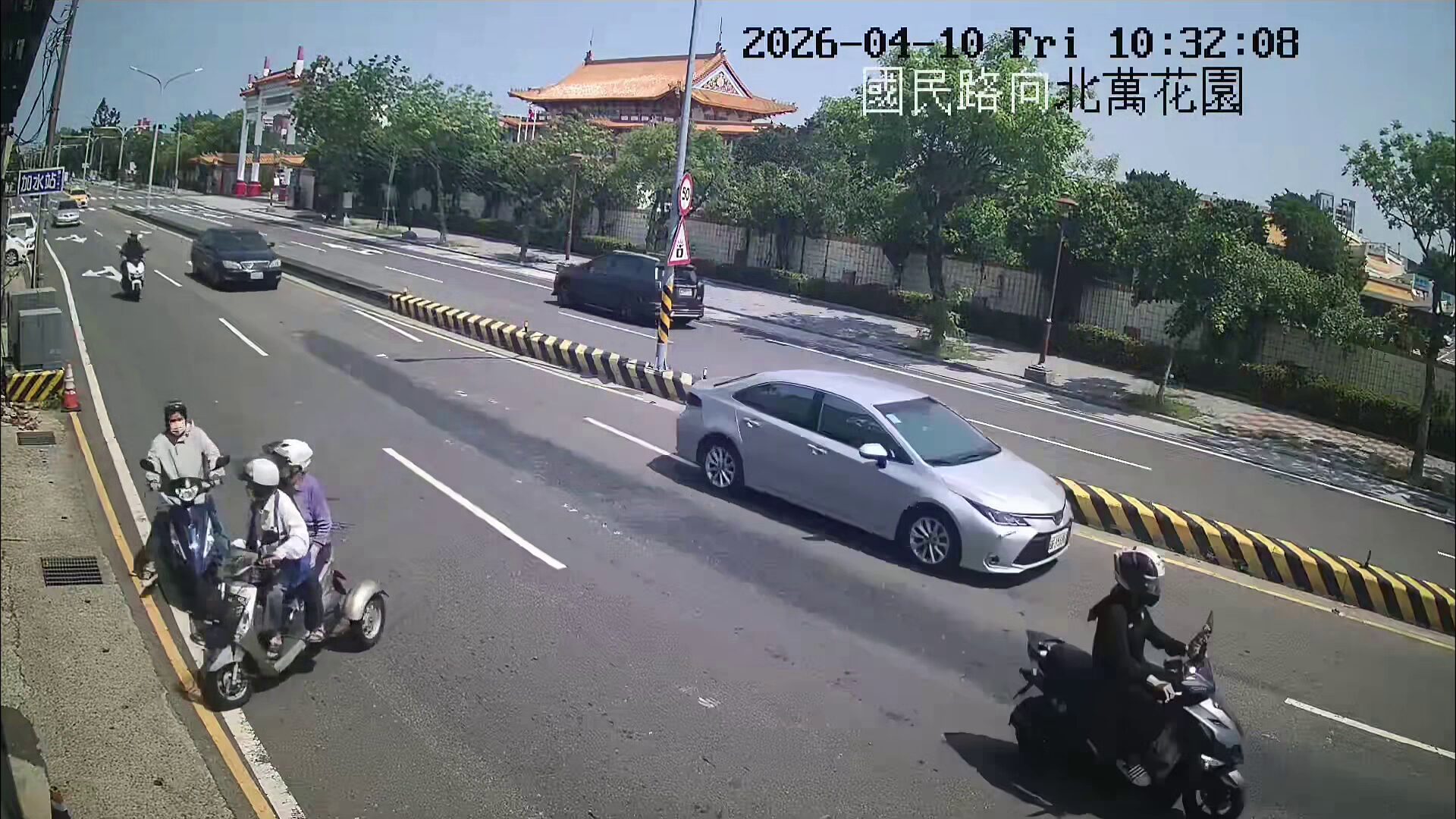 ▲馬路當自家！夫妻三輪車「停11秒」看花鬼切 後車閃避不及釀2傷（圖／南區大忠里長許智雄提供）