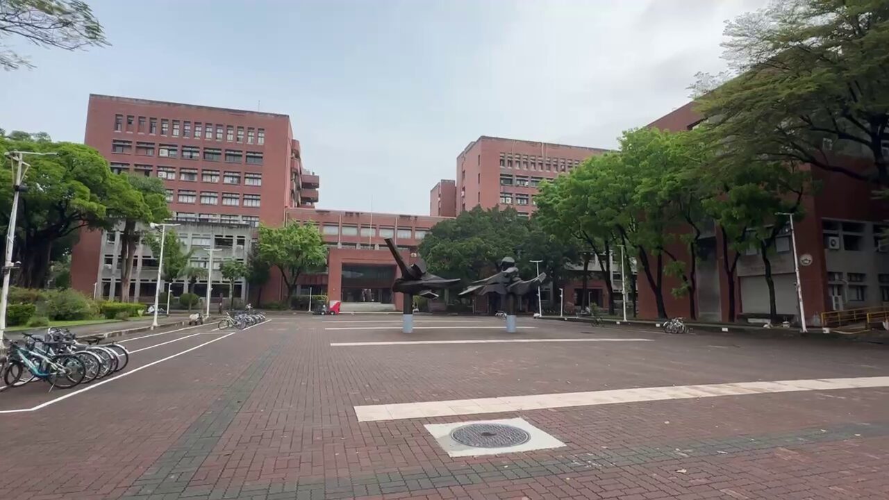 ▲校方確認消息後立刻啟動關懷機制，會協助莊生家屬申請急難救助金及平安保險理賠，系上也會替他申請畢業證書，親自送到靈堂致贈，（圖／記者王俊勝 翻攝）