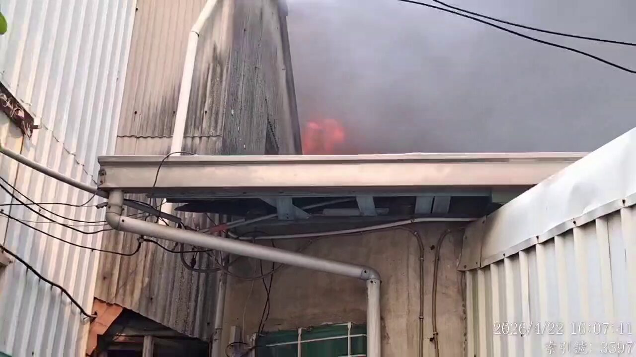 ▲台南中西區民宅火警！火舌黑煙狂竄 消防射水搶救（圖／記者王俊勝 翻攝）