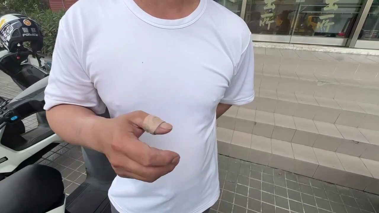 ▲熱心騎士目睹...陌生男「勒頸強拖」女高中生 撿木棍打嫌犯驚險救援（圖／記者王俊勝 翻攝）