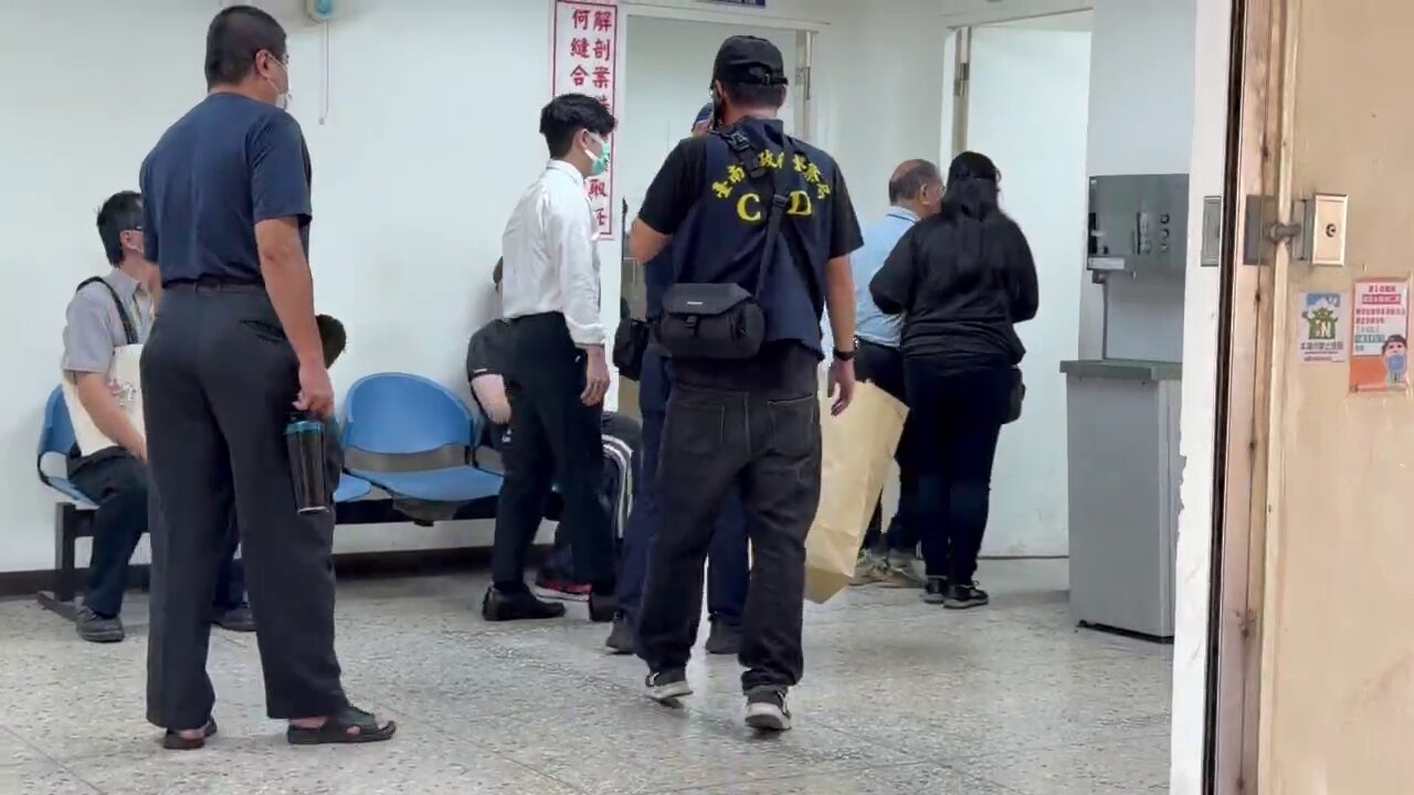 ▲家屬今早也在殯儀館等待檢察官及法醫相驗（圖／記者王俊勝 翻攝）