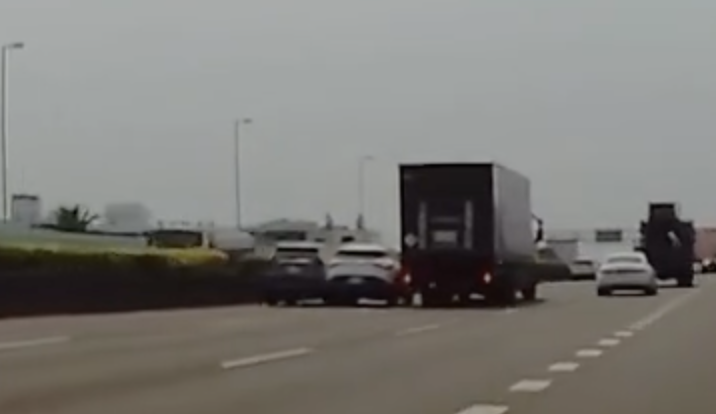 國道1號彰化段連環撞瞬間曝光！行車紀錄器拍下大貨車變換車道釀禍畫面
