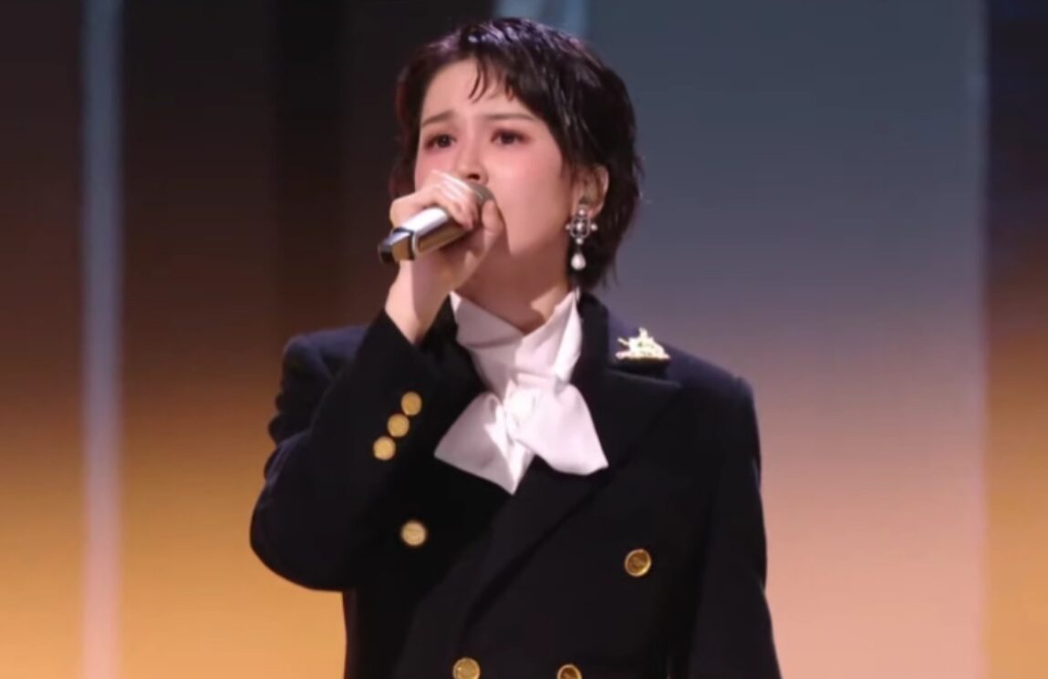 曾沛慈初舞台演唱〈一個人想著一個人〉。(圖/翻攝乘風2026YouTube)