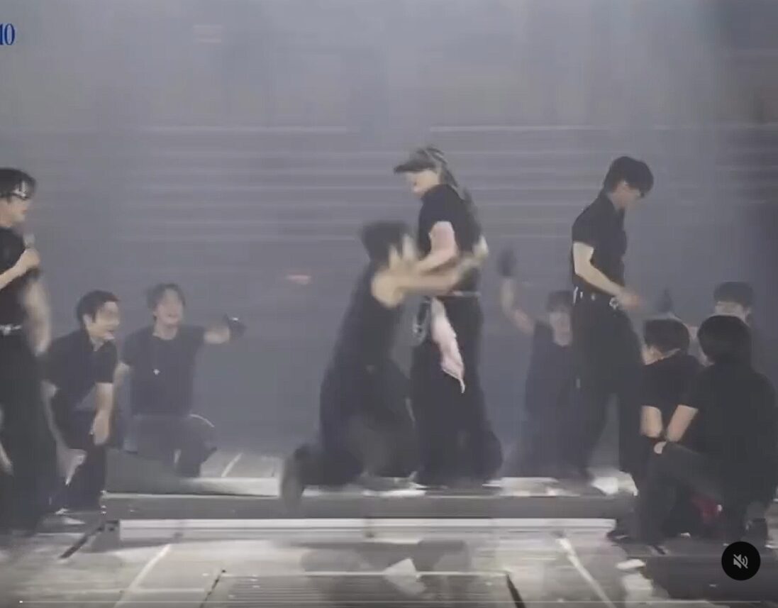 SJ東海在舞台上不慎摔倒。(圖/翻攝Threads)