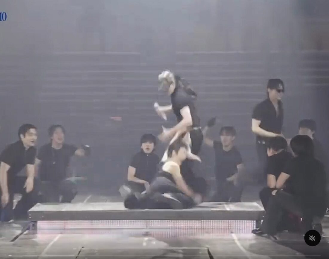 SJ東海在舞台上不慎摔倒。(圖/翻攝Threads)