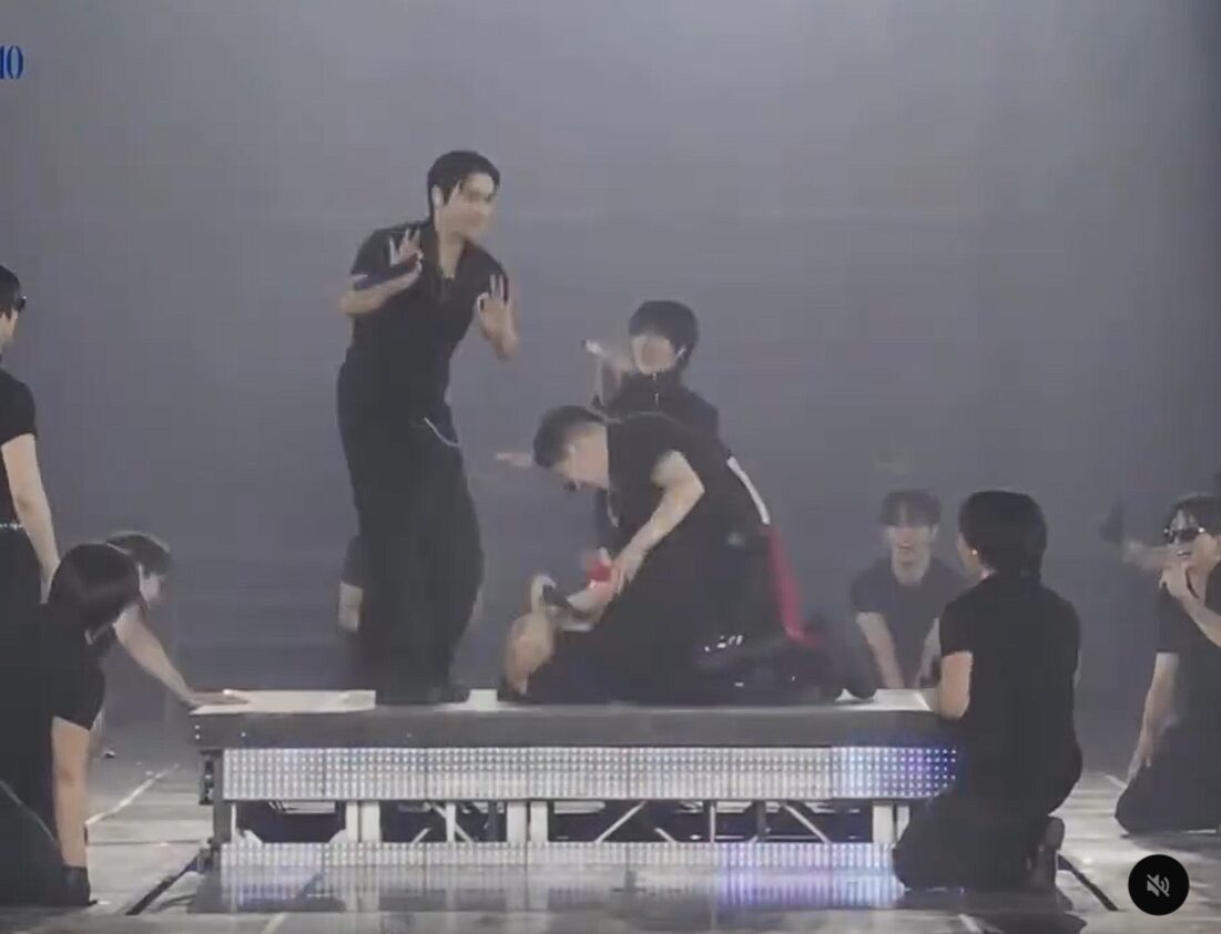 SJ東海在舞台上不慎摔倒。(圖/翻攝Threads)