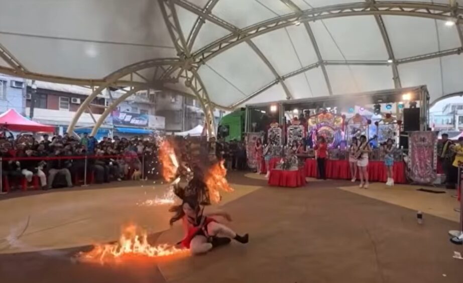 女舞者火舞表演時滑倒，造成下半身著火。（圖／翻攝爆料公社）