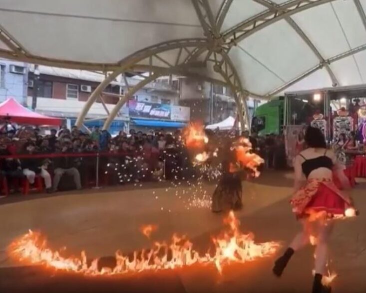 女舞者火舞表演時滑倒，造成下半身著火。（圖／翻攝爆料公社）