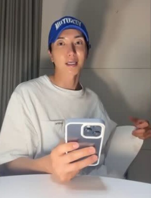 Super Junior利特在凌晨開直播安撫粉絲情緒。（圖／翻攝利特YouTube）