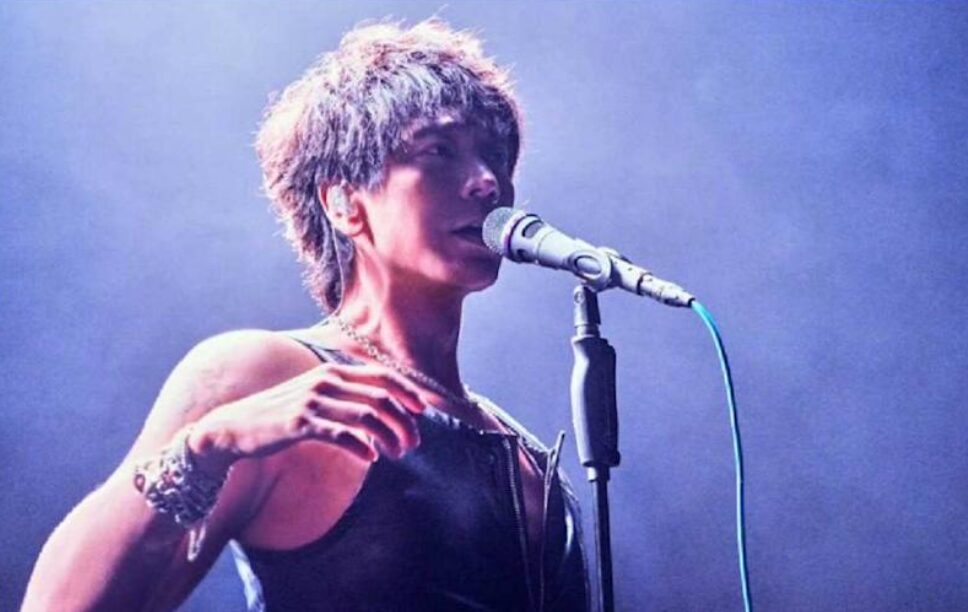 信連飆3次《死了都要愛》高音都破音。(圖/翻攝蘇見信微博)