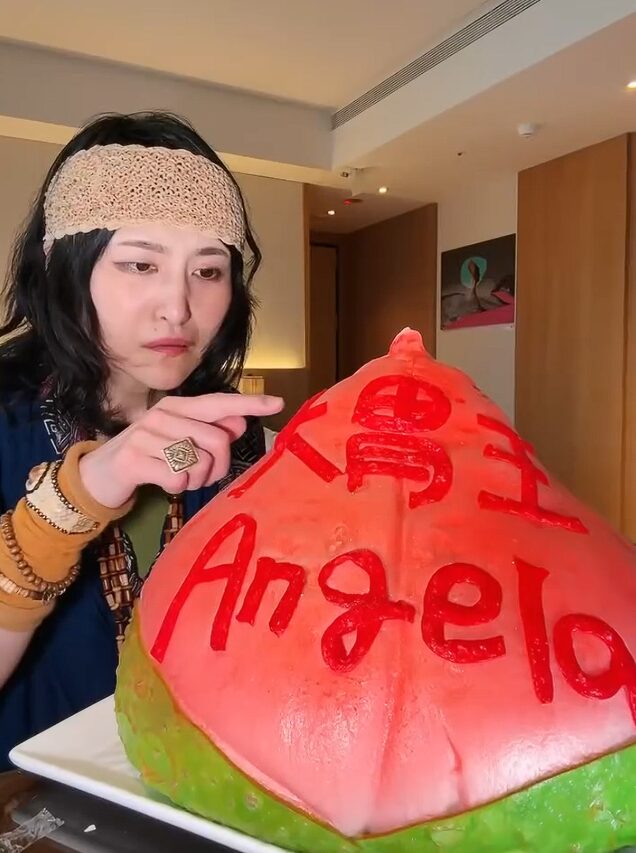 安潔拉佐藤回到房間後看到巨型壽桃。（圖／翻攝安潔拉佐藤IG）
