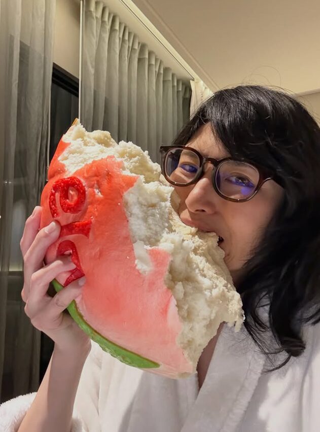 安潔拉佐藤回到房間後看到巨型壽桃。（圖／翻攝安潔拉佐藤IG）