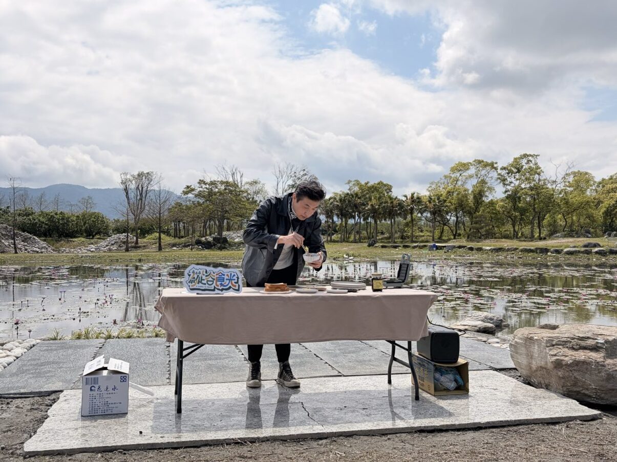 陳鴻主持新節目《縱谷食光》。（圖／陳鴻提供）