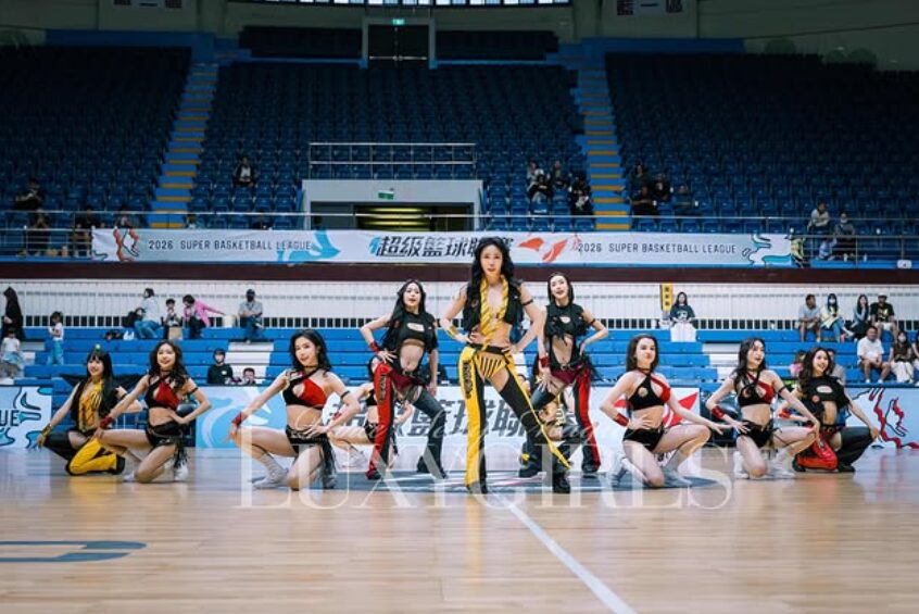 LuxyGirls應援時因服裝太過暴露，被網友罵是妓女。（圖／翻攝舒子晨IG）