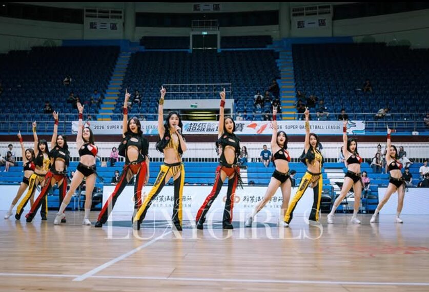 LuxyGirls應援時因服裝太過暴露，被網友罵是妓女。（圖／翻攝舒子晨IG）