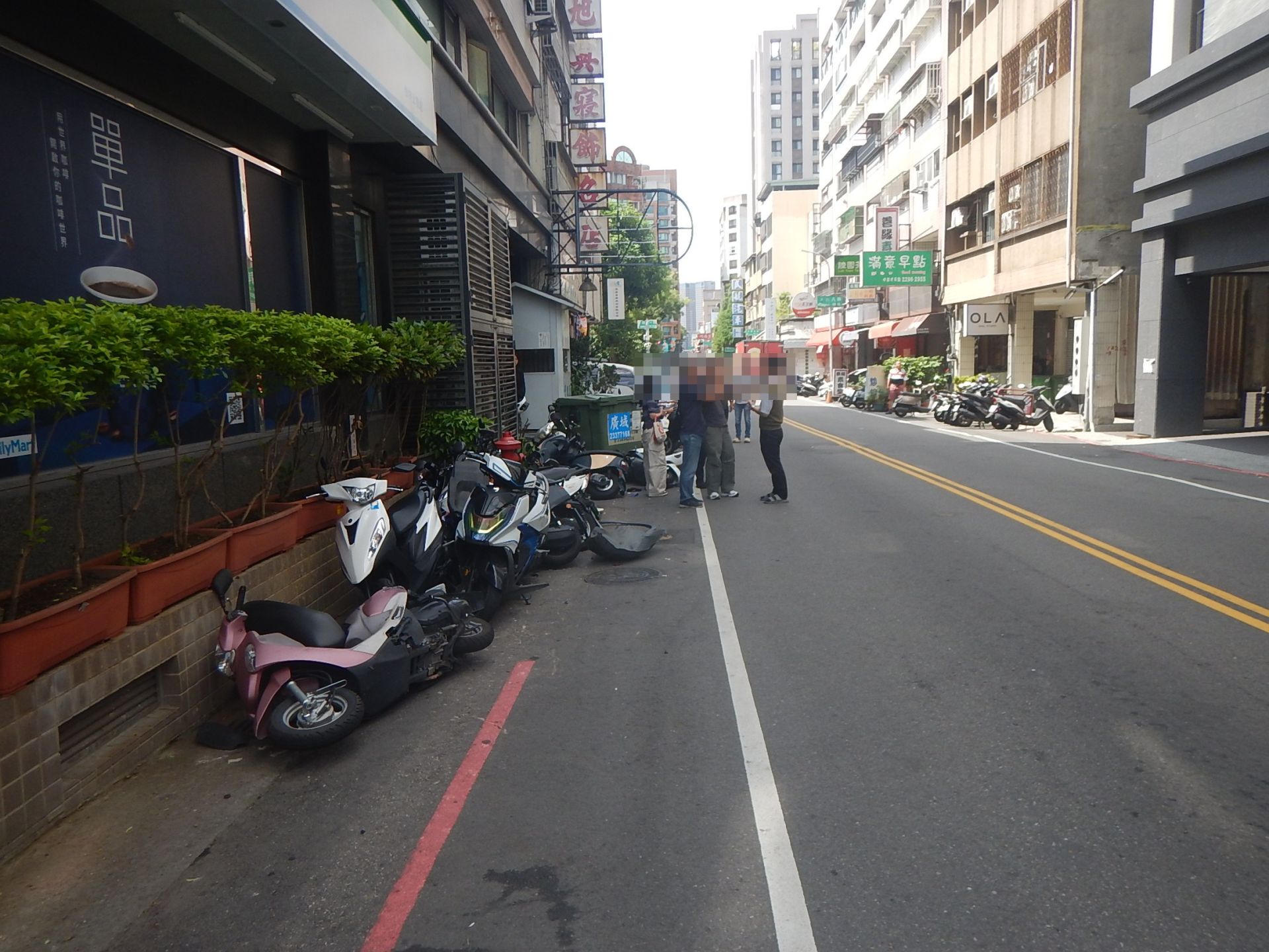 台中市北區今(18)日上午發生一起自小客車逆向擦撞事故,一名林姓女子駕車行經太原四街時,疑因一時恍神,車輛逆向行駛並擦撞路旁多部機車,所幸事故未造成人員受傷。