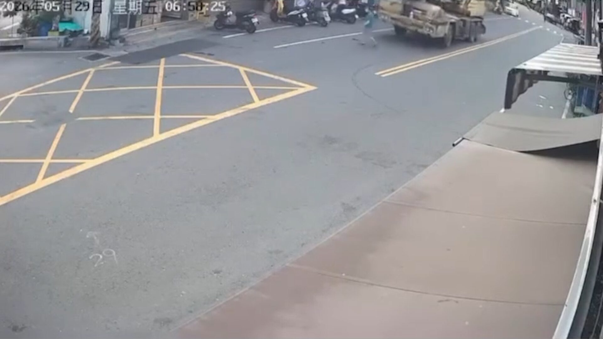▲台南安定死亡車禍!82歲女違規「穿越馬路」遭吊車吞噬亡(圖/記者王俊勝 翻攝)