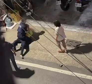 ▲▼酒駕翁趴趴走!警追到家...失控「拿安全帽猛砸」 男警遭記過送辦(圖/陳秋宏提供)2