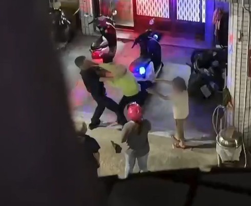 ▲▼酒駕翁趴趴走!警追到家...失控「拿安全帽猛砸」 男警遭記過送辦(圖/陳秋宏提供)1