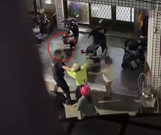 ▲酒駕翁趴趴走!警追到家...失控「拿安全帽猛砸」 男警遭記過送辦(圖/陳秋宏提供,下同)