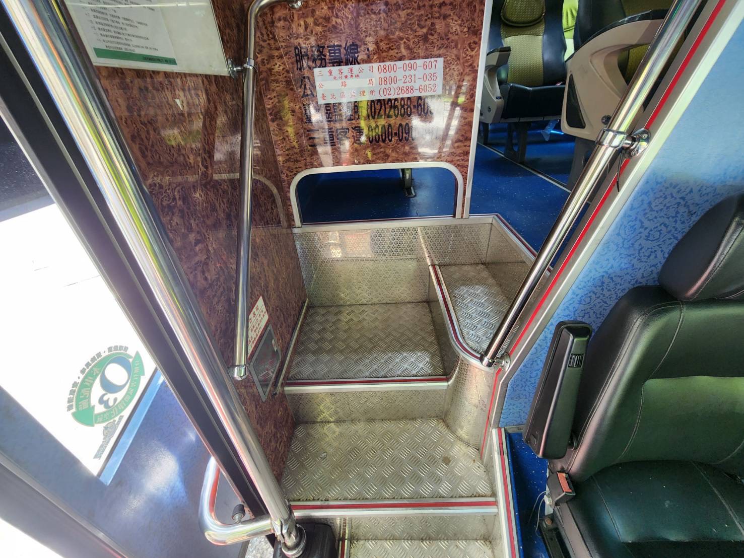 92歲張姓老翁搭乘三重客運967路公車時,疑因司機未等乘客安全站穩便起步行駛,導致張翁在車輛減速時重心不穩摔跌在地。