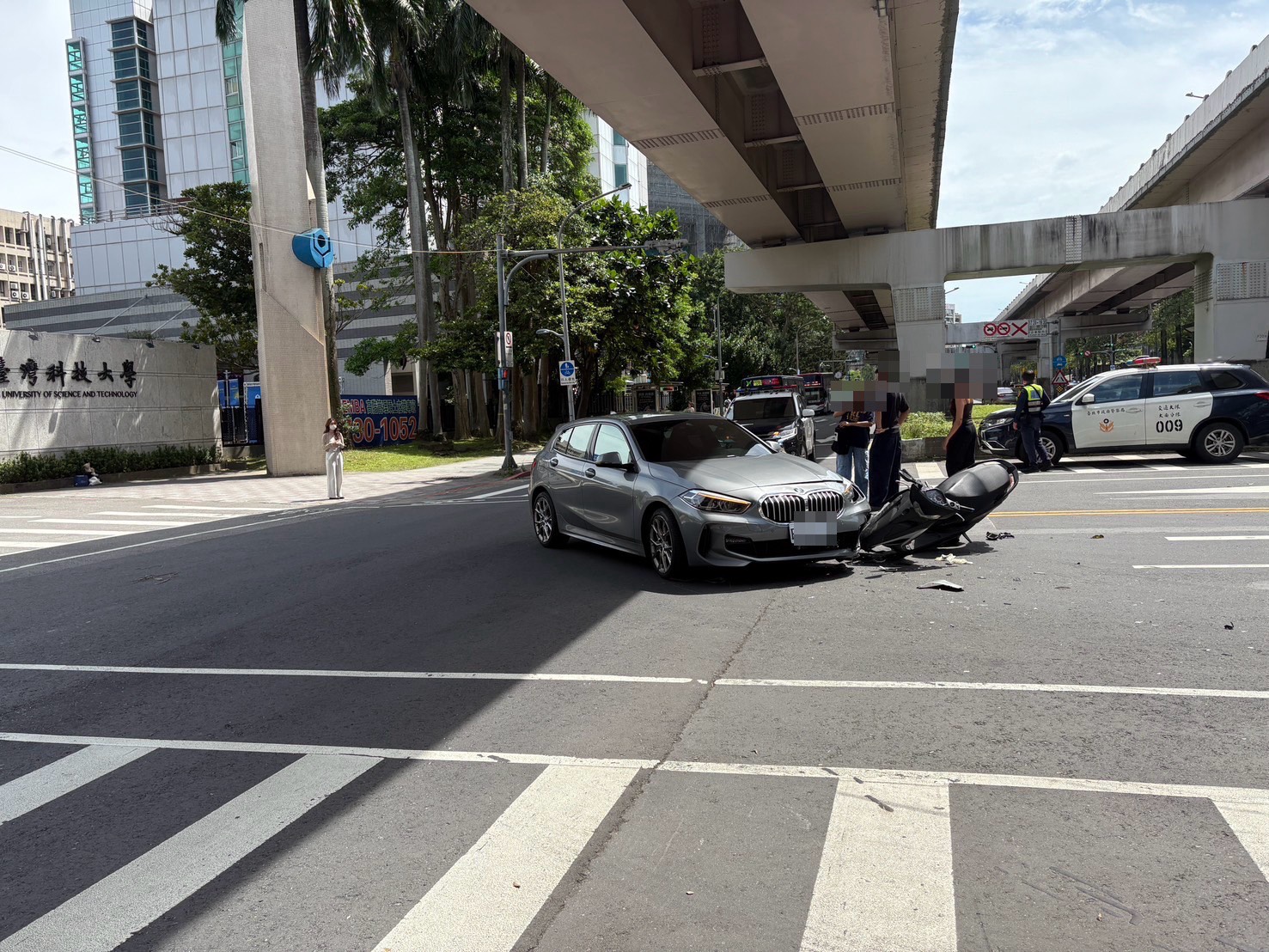 19歲孫姓男子駕駛BMW自小客車,行經基隆路四段國立台灣科技大學前,剛接送完乘客準備起步,竟異想天開自最外側車道「鬼切」橫跨2線車道準備左轉進入迴轉道。