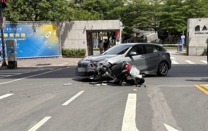 事發時孫男駕駛鐵灰色BMW,沿基隆路南向北外側車道行駛,為了圖方便直接向左跨越2線車道,導致車輛左前車頭與行駛在第1車道的普重機發生猛烈碰撞。