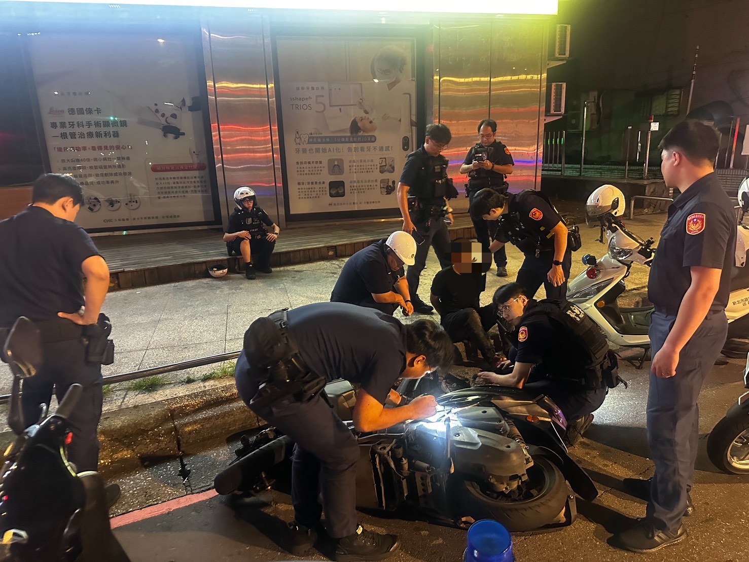 新北市板橋區昨（19）日晚間18時許上演驚險警匪追逐。