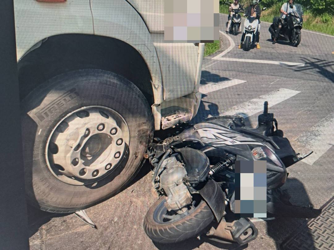 25歲周姓騎士連人帶車倒地，所幸命大僅受手腳擦挫傷，送醫後無生命危險。