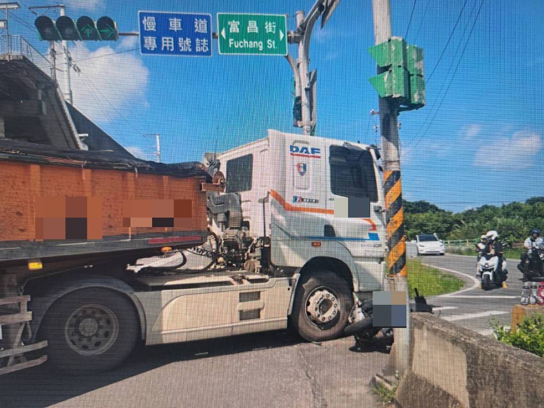 55歲陳姓男子駕駛營業貨運曳引車，行經南青路、富昌街口準備右轉時，疑似未注意視線死角且未禮讓直行車，當場與同向直行的機車發生碰撞。
