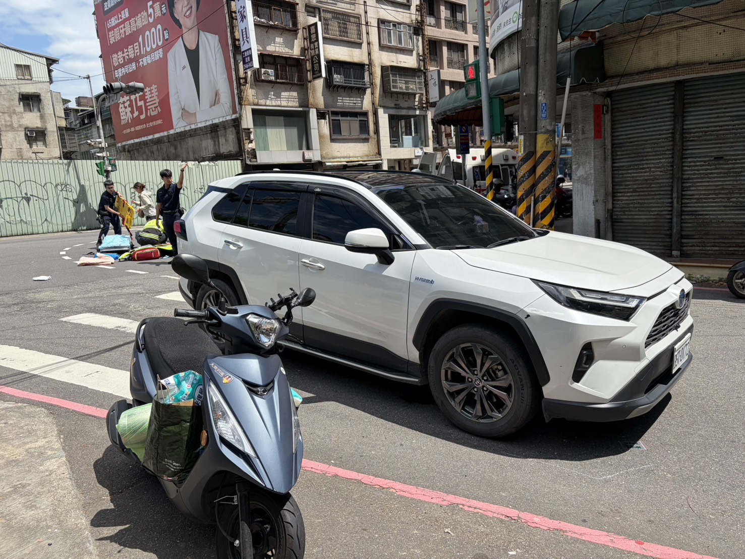 68歲王姓男子駕駛休旅車行經中正路準備左轉時,疑未禮讓對向直行車輛,導致對向77歲湯姓機車騎士煞車不及,連人帶車倒地重摔並滑行撞上休旅車。