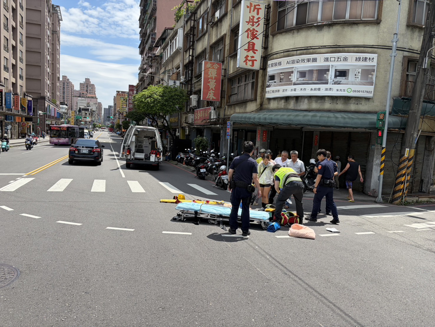 湯翁頭部受到重創,當場失去呼吸心跳,經緊急送醫搶救後雖已恢復心跳,但仍陷入昏迷,目前仍在院持續觀察。