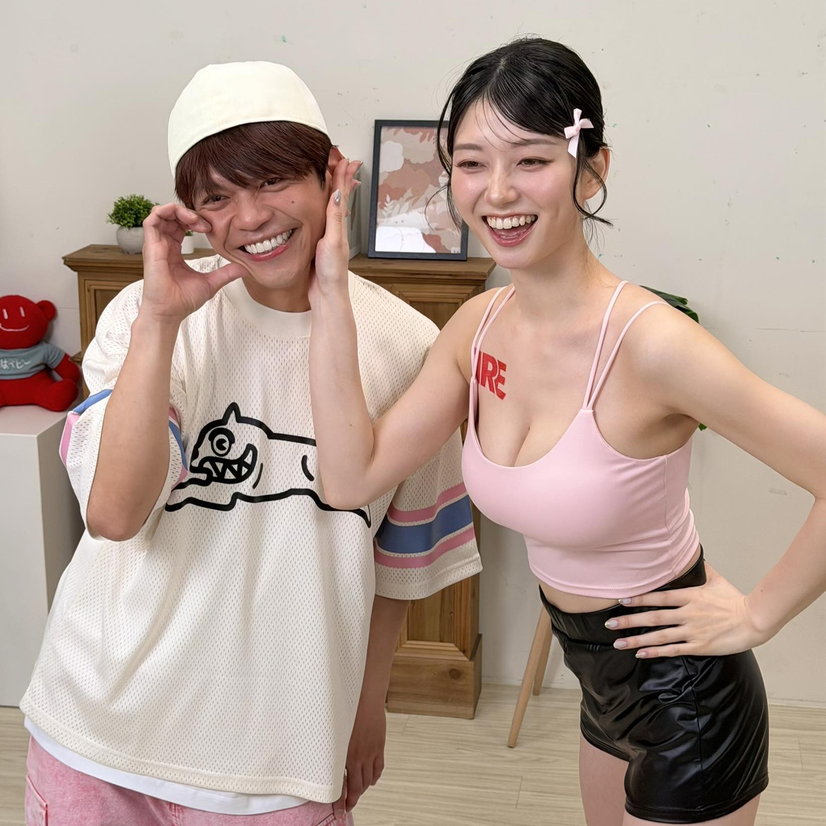 蔡阿嘎合體日本女優瀨戶環奈，並大玩情境短劇。（圖／翻攝蔡阿嘎臉書）
