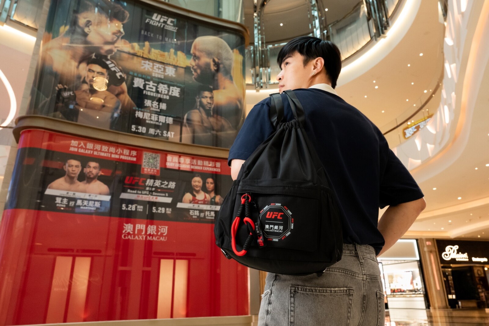 「澳門銀河」乘UFC澳門格鬥週2026同步推出一系列購物禮遇,包括購物優惠券及指定品牌折扣優惠。消費滿指定金額,更可獲贈「UFC x 『澳門銀河』」限量版健身袋。