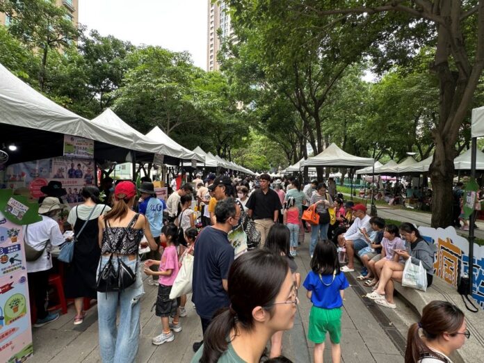 EhVAgPmA2hVo2BKpO1Ul 村水保署臺中分署5/23-24在台中草悟道舉辦《五月瘋藍莓~農村水保樂園》活動,吸引許多民眾參與。(圖/農村水保署臺中分署)