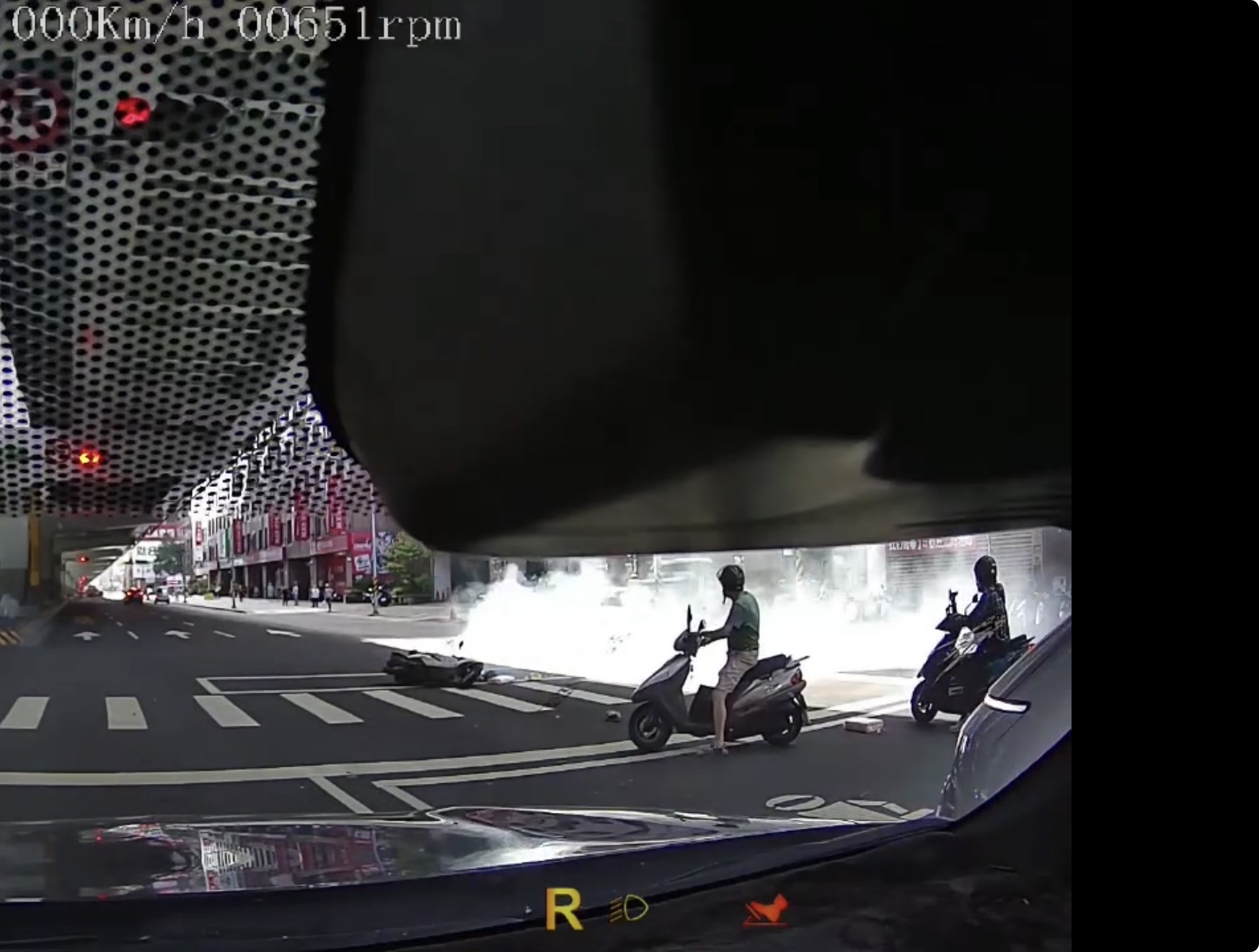 中和驚悚毒駕!轎車失控倒車狠輾雙載機車 7旬姊妹1死1重傷