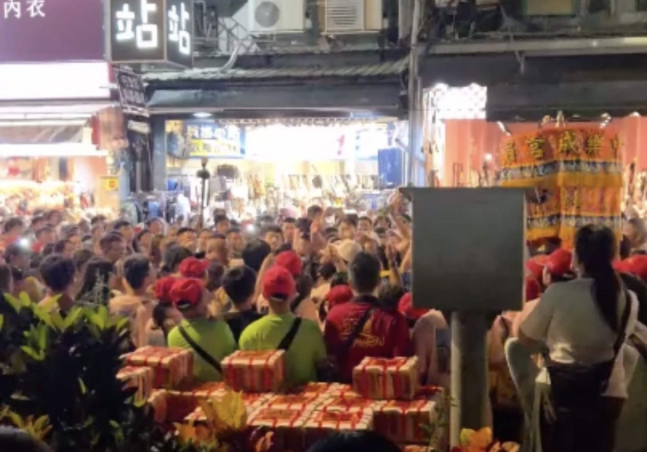 山邊媽祖逢甲遶境爆推擠衝突！2男街頭揮拳　警到場壓制依法送辦