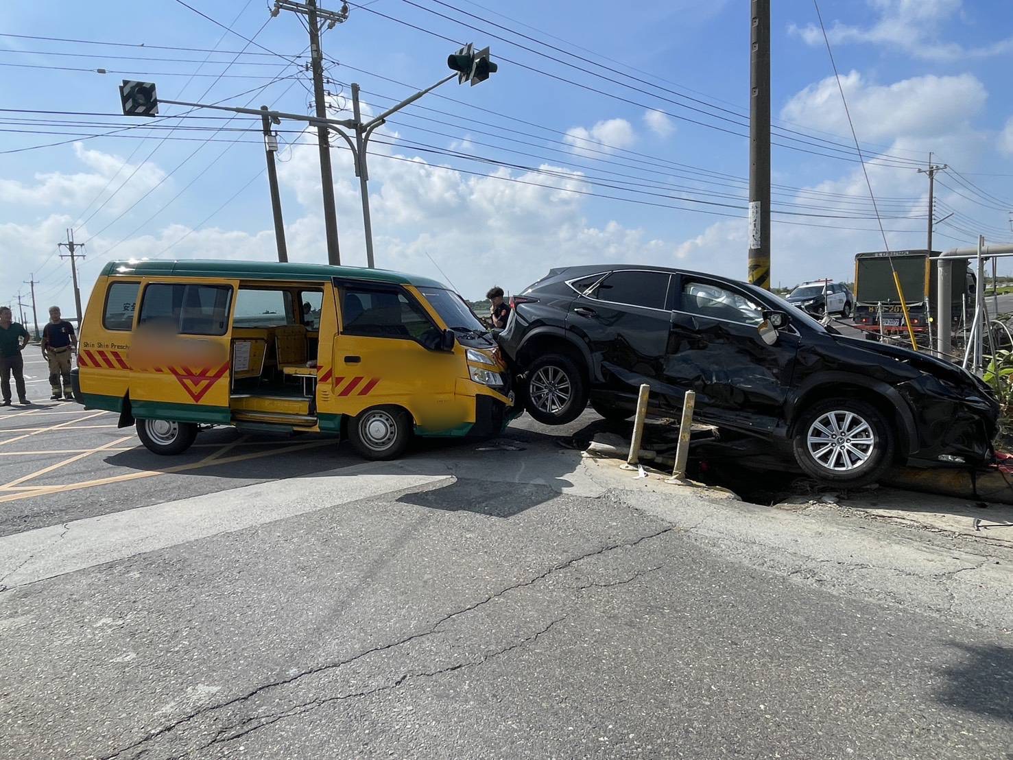 雲林土庫娃娃車與轎車路口碰撞 車上11名幼童均平安無傷