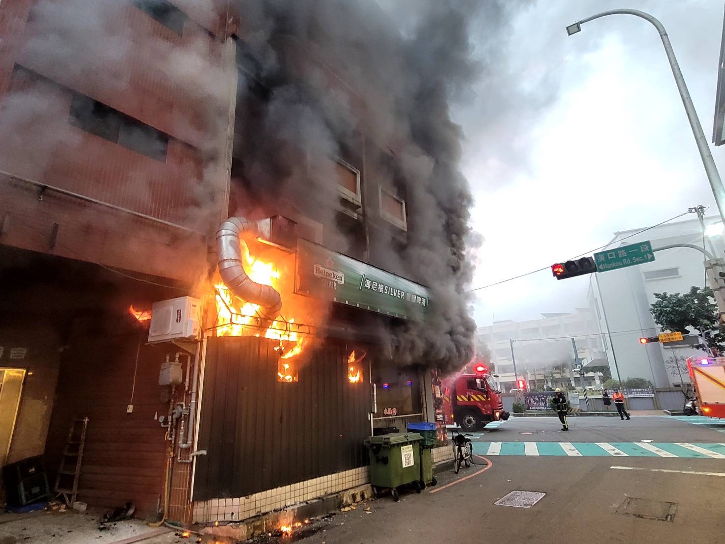 台中西屯住宅火警!漢口路一段民宅突竄火煙 消防急灌救幸無傷亡