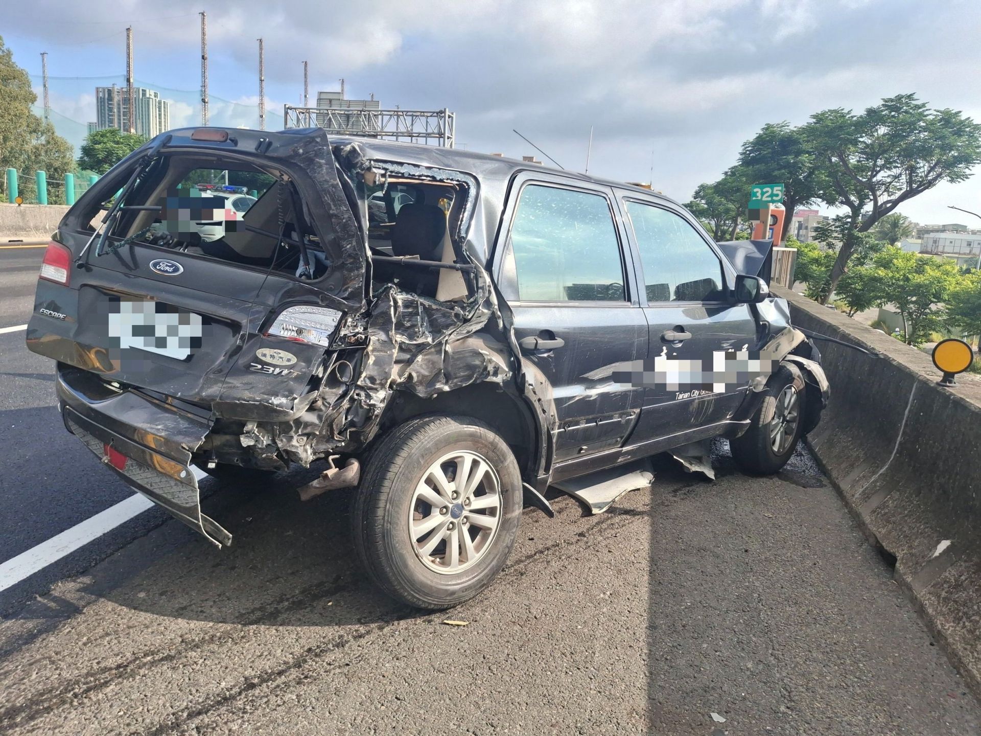 ▲▼聯結車撞8車,現場10人輕重傷。(圖/記者王俊勝 翻攝)1
