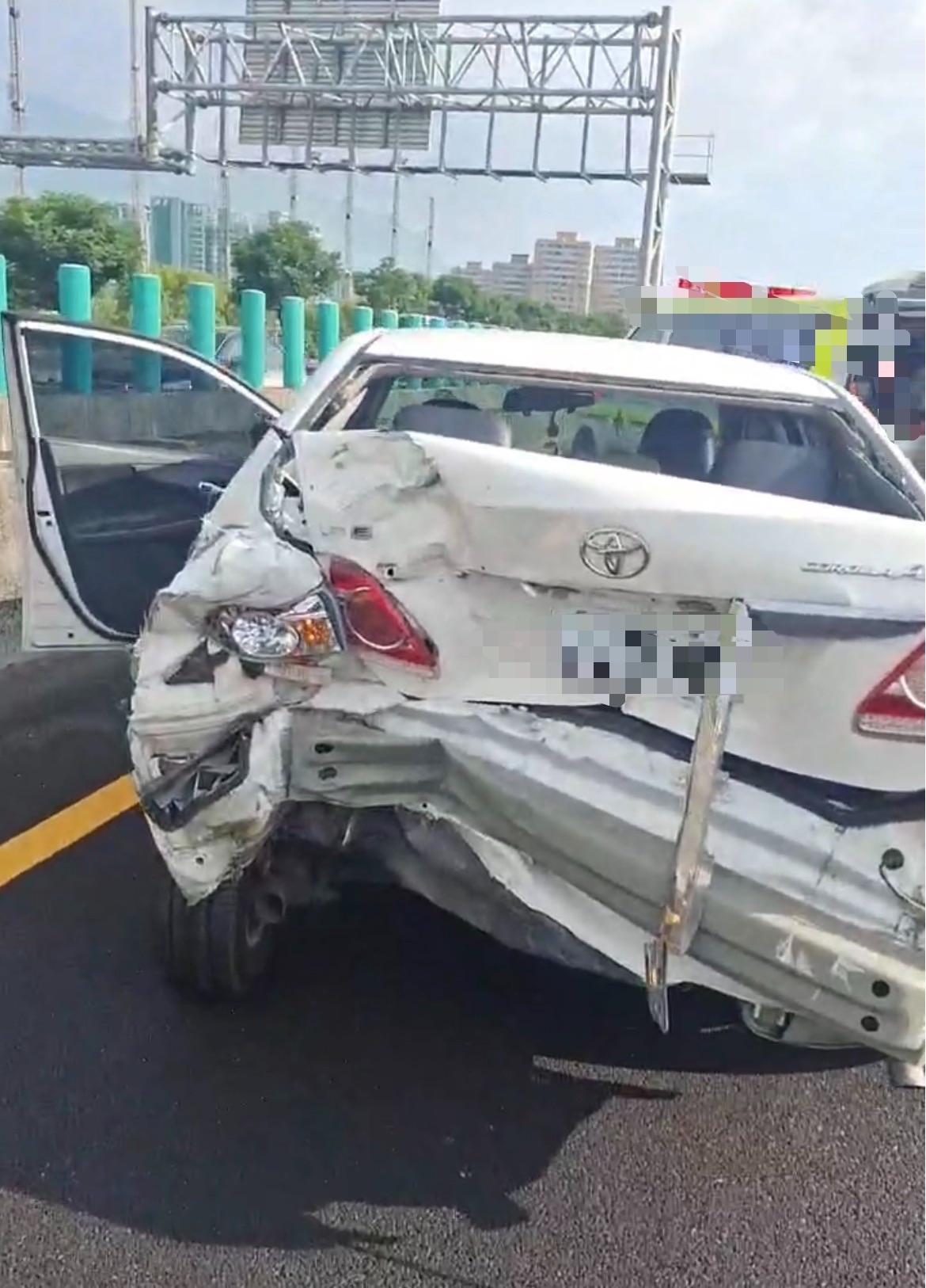 ▲▼聯結車撞8車,現場10人輕重傷。(圖/記者王俊勝 翻攝)2