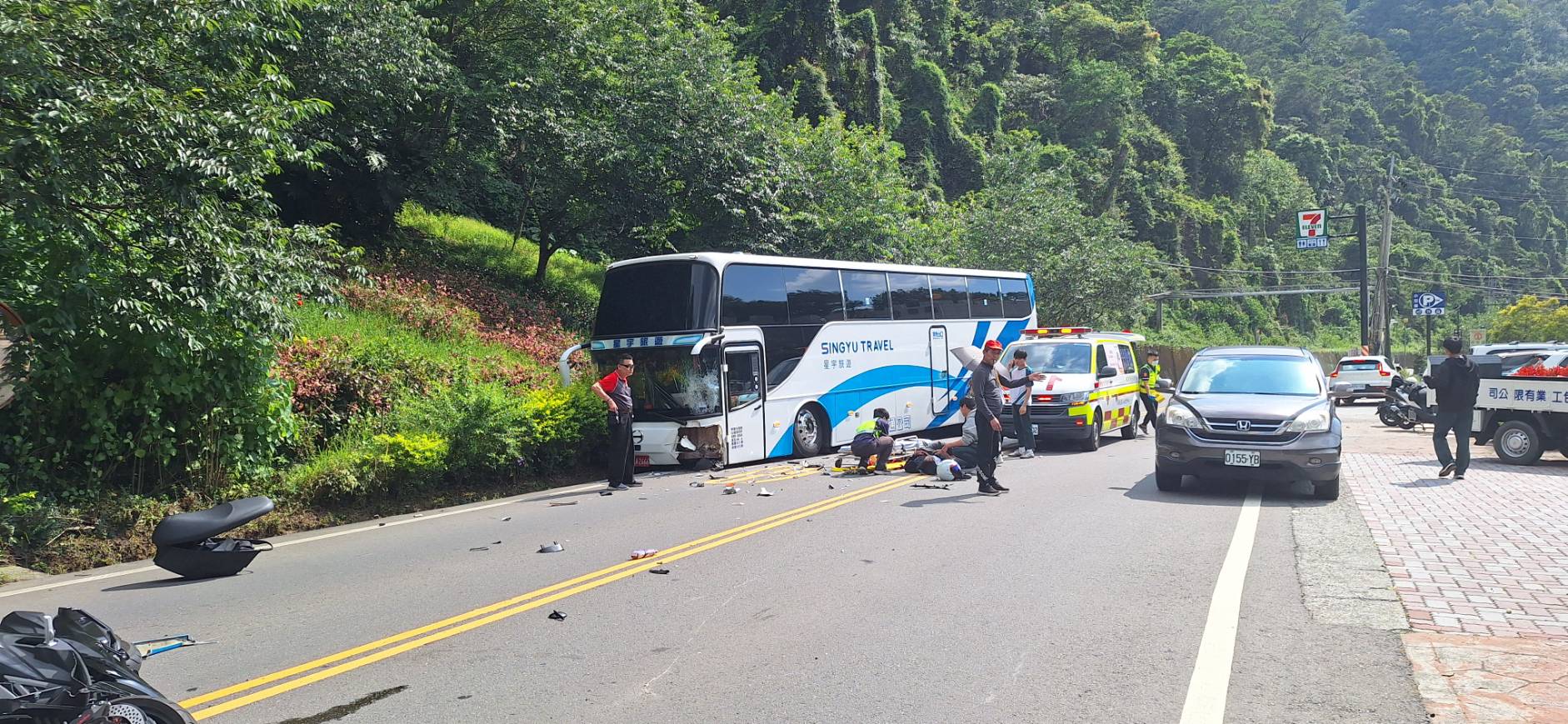遊覽車埔里台14線突撞機車 18歲騎士疑跨雙黃線噴飛送醫