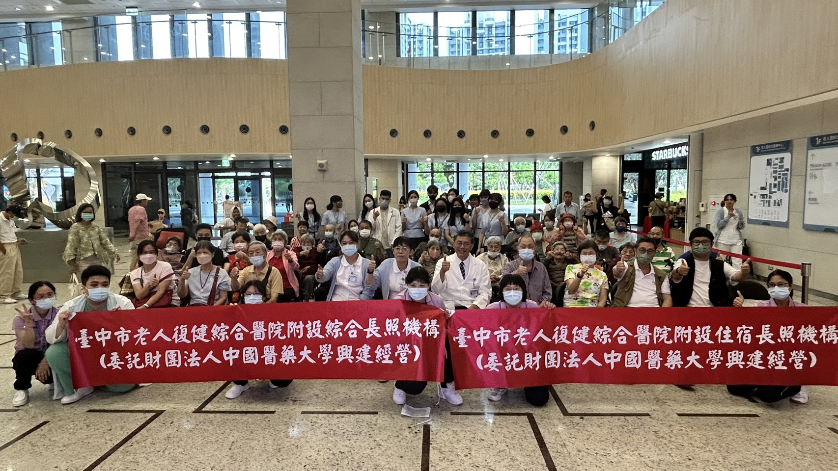 中醫大市醫辦「愛的時光機」親子同樂會　小農市集、音樂演奏打造溫馨全齡照護環境