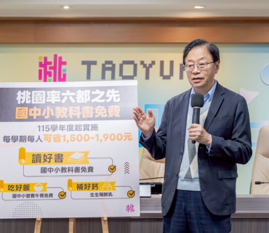 ▲桃園市長張善政於市政會議中宣布，桃園市全面實施國中小學生教科書免費政策。