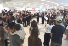 建華等四校音樂班快閃 走入商場演出引圍觀