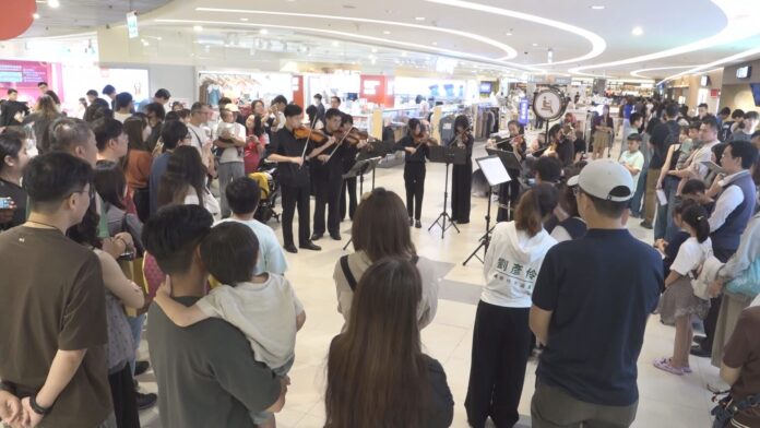 建華等四校音樂班快閃 走入商場演出引圍觀